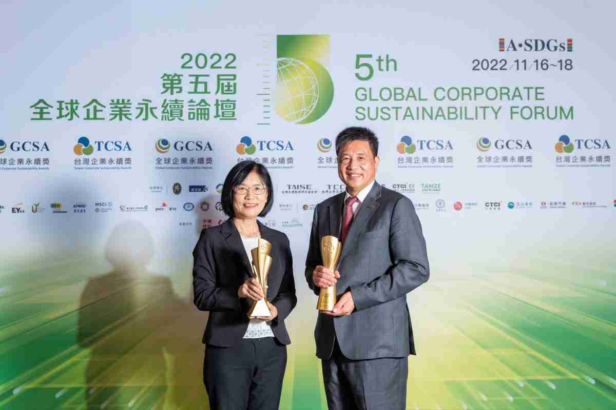 赏金国际作为净零碳排先锋，，，期引领价值链伙伴同行共好，，，，卫冕制造业组“十大典范企业” 二连冠殊荣(左：赏金国际光电永续长古秀华，，，右：赏金国际光电董事长暨执行长彭双浪)