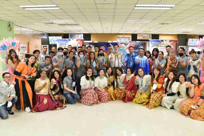 友達推動「安心、、創新、、、、用心、、、、同心、、盡心」五星職旅，，為菲籍員工打造全方位照護，，，首度贏得「人權實踐與發展領袖獎」殊榮