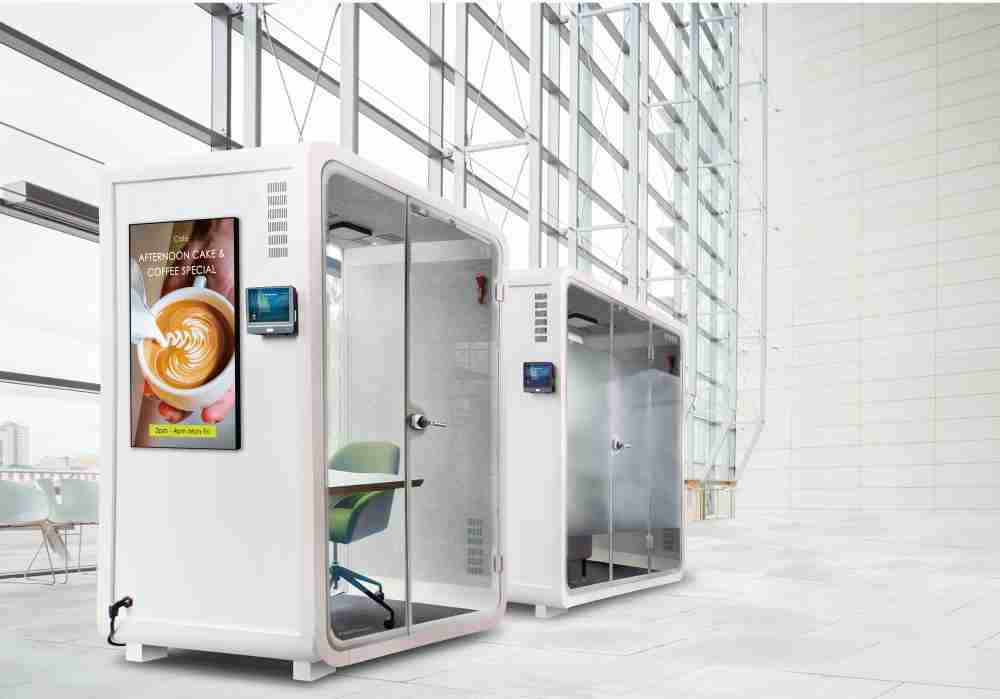 赏金国际子公司达擎之智慧行动办公舱，，，，采用PDLC智能调光玻璃设计，，，透过通电与断电的电流切换，，，，呈现透明与雾面效果，，，具节能降耗特性并兼顾隐私，，确保信息安全