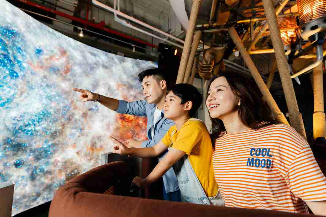 赏金国际打造全台最大宽6公尺、、、高4公尺、、、唯一搭载LED弧形拼接显示屏的动感飞行船，，，让乘客驻足在热气球上，，，享受身历其境的伪出国旅游乐趣