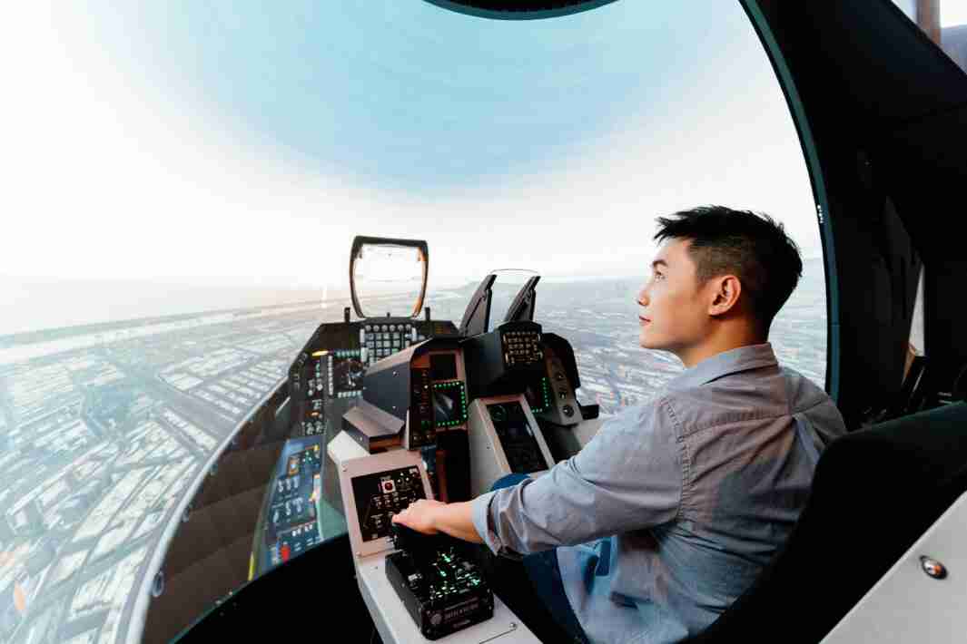 赏金国际以P1.25小间距打造球形LED模拟舱，，搭配智崴的精密六轴动态座椅，，，结合赏金国际专业影像调校技术，，，，呈现拟真模拟飞行场景