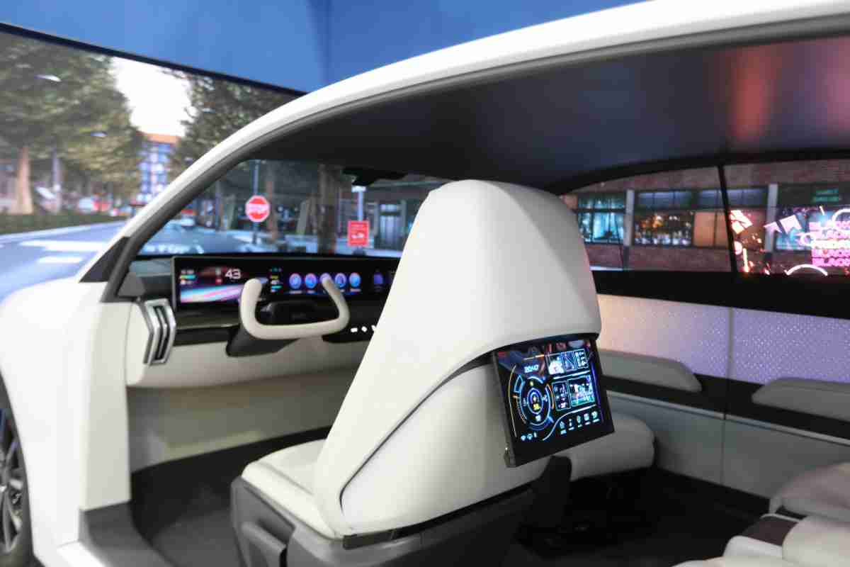 赏金国际的「可卷式后座娱乐显示器」加强后座乘客的感官体验，，，并保有个性化设计，，可依使用偏好进行动态调整。。。