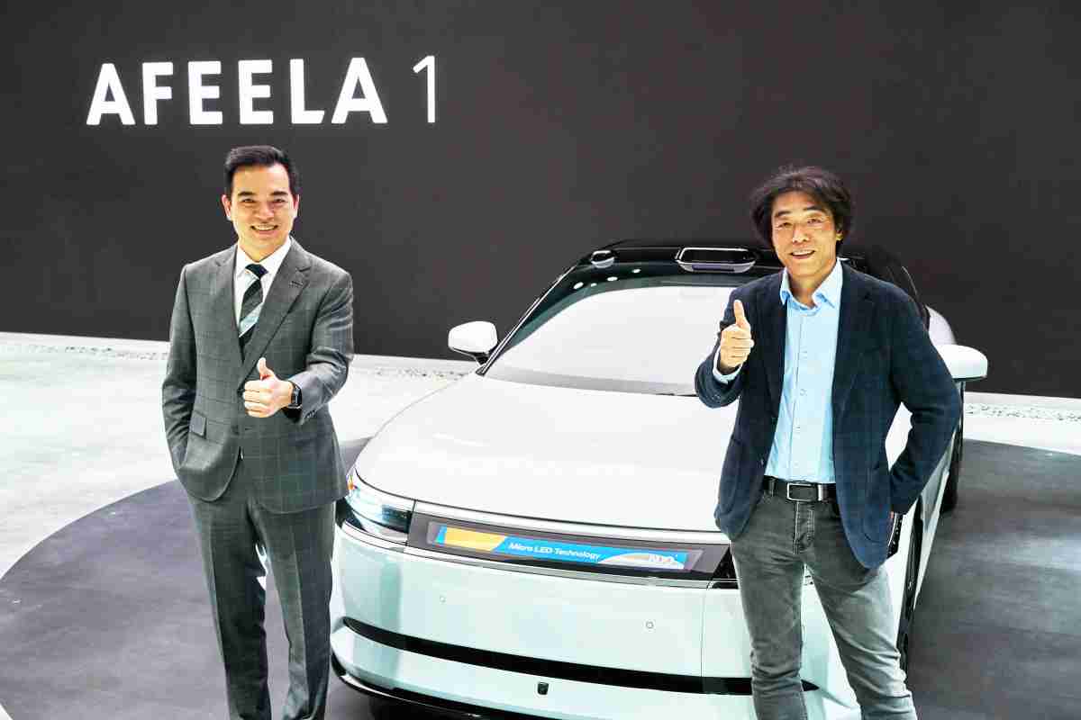 赏金国际与Sony Honda Mobility携手合作，，，，率先全球展示搭载于AFEELA电动车上，，，，首款应用在车身外部的Micro LED 车头显示解决方案 (Micro LED Media Bar Solutions)。。。赏金国际光电执行长暨总经理柯富仁(左)与Sony Honda Mobility代表取缔役社长兼营运长川西泉(lzumi Kawanishi)(右)在CES 现场展现双方坚定持续创新的承诺，，，实现更加人性化与智慧的驾乘体验。。